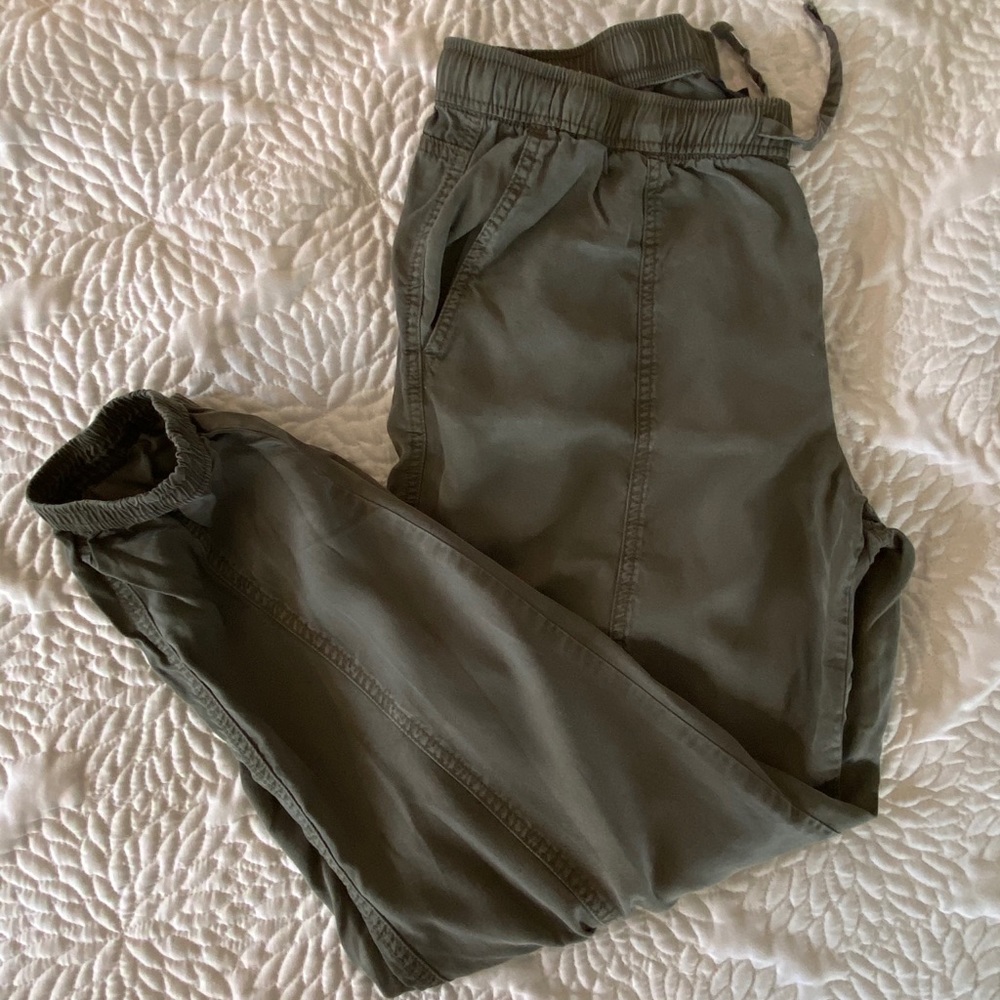 Olive, light-fabric cargo pants